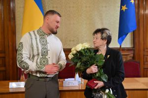 Голова Чернівецької ОВА вручив почесне звання лікарці, яку шанують і Чернівці, і вся область